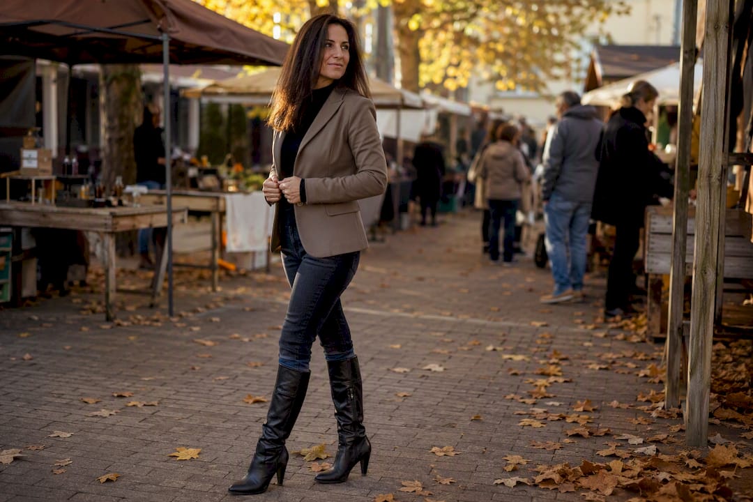 Stiefel über Jeans tragen: So gelingt der Look 2026 - NYDJ